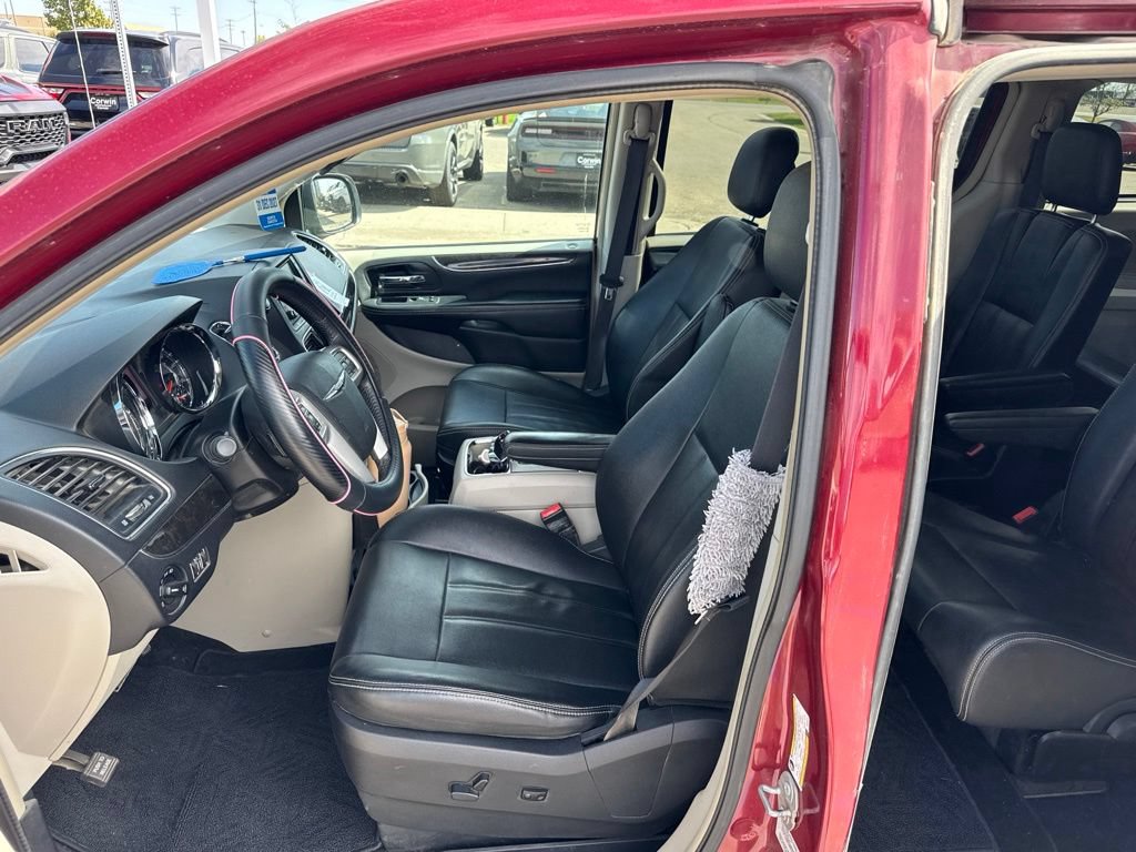 Used 2016 Chrysler Town & Country Touring FWD image 10