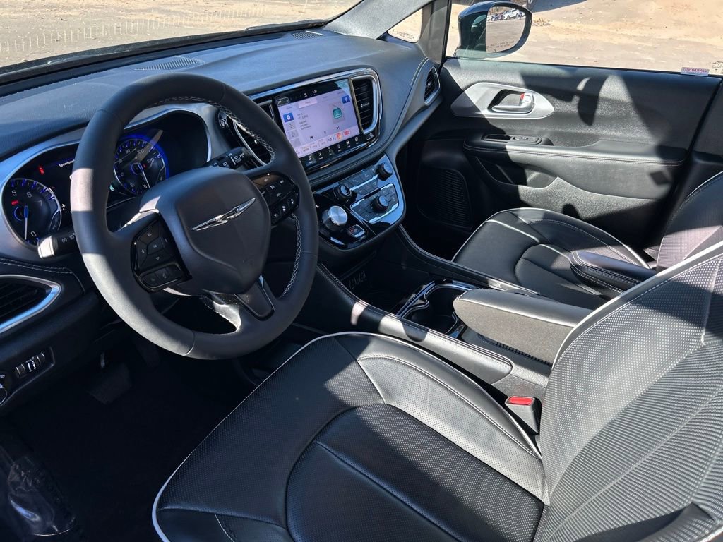 Used 2025 Chrysler Pacifica Limited image 11