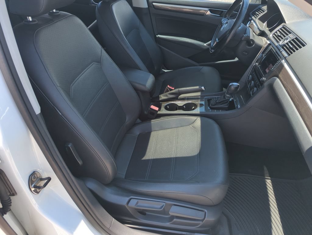 Used 2017 Volkswagen Passat 1.8T SE FWD image 37