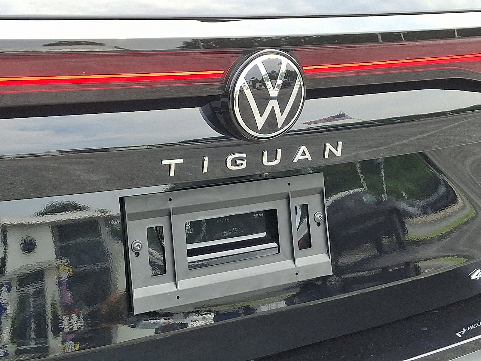 New 2025 Volkswagen Tiguan SE image 13