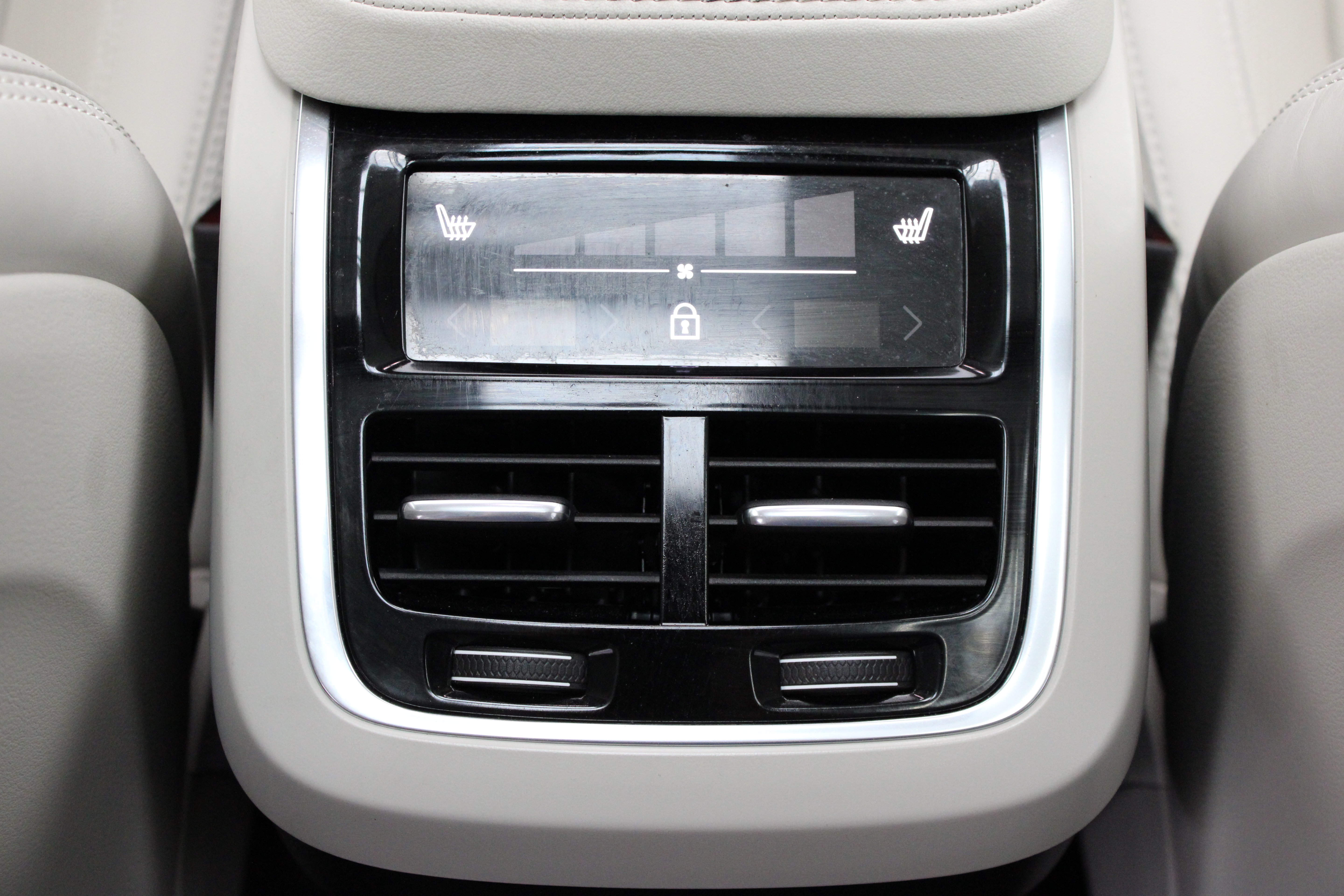 Used 2025 Volvo XC90 B6 Ultra w/ Protection Package Premier AWD/4WD image 30
