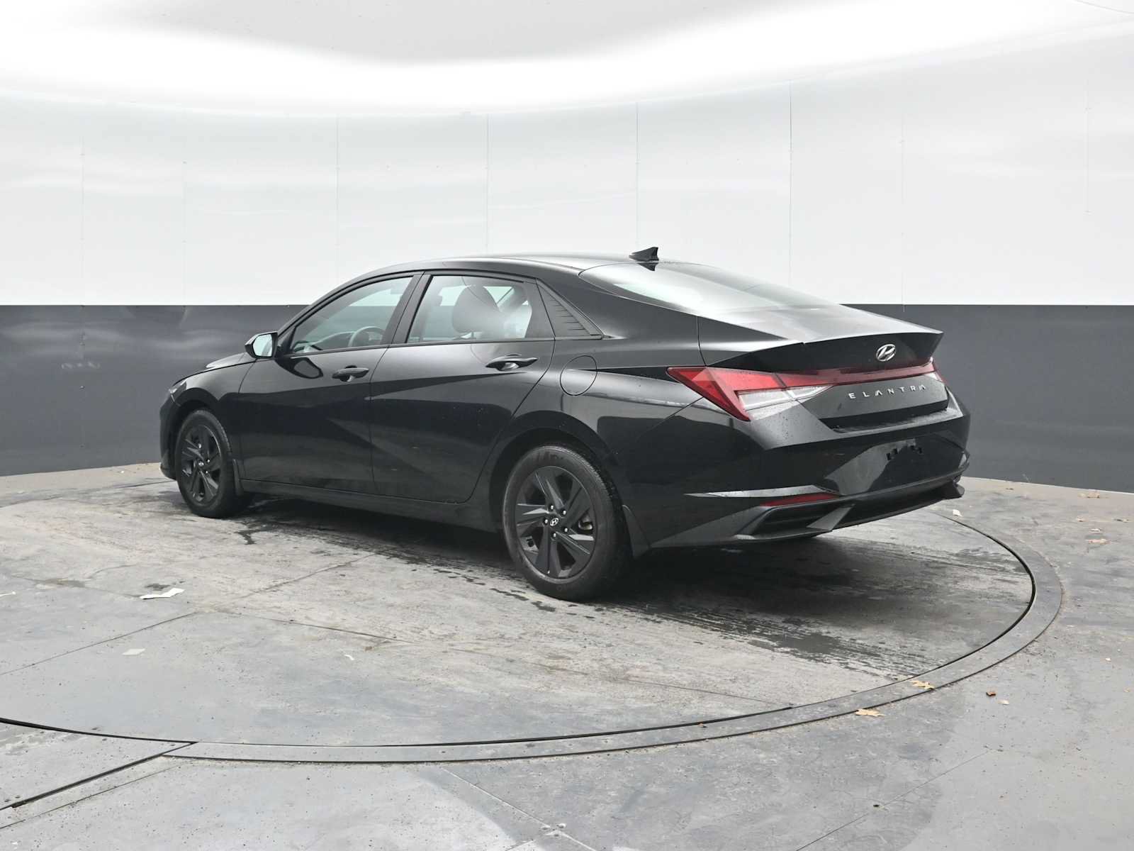 Used 2023 Hyundai Elantra SEL FWD image 2