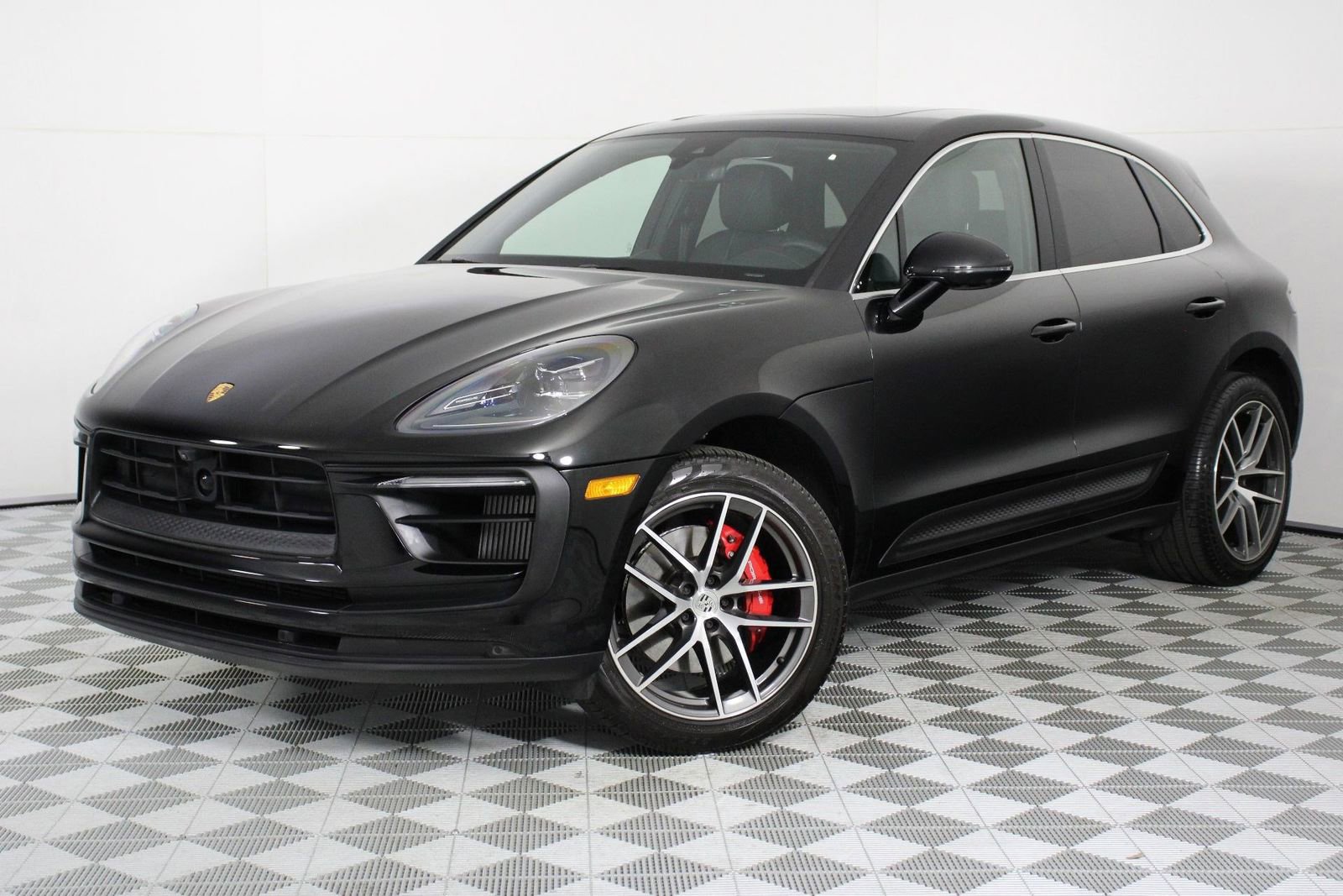 Certified 2025 Porsche Macan S image 1