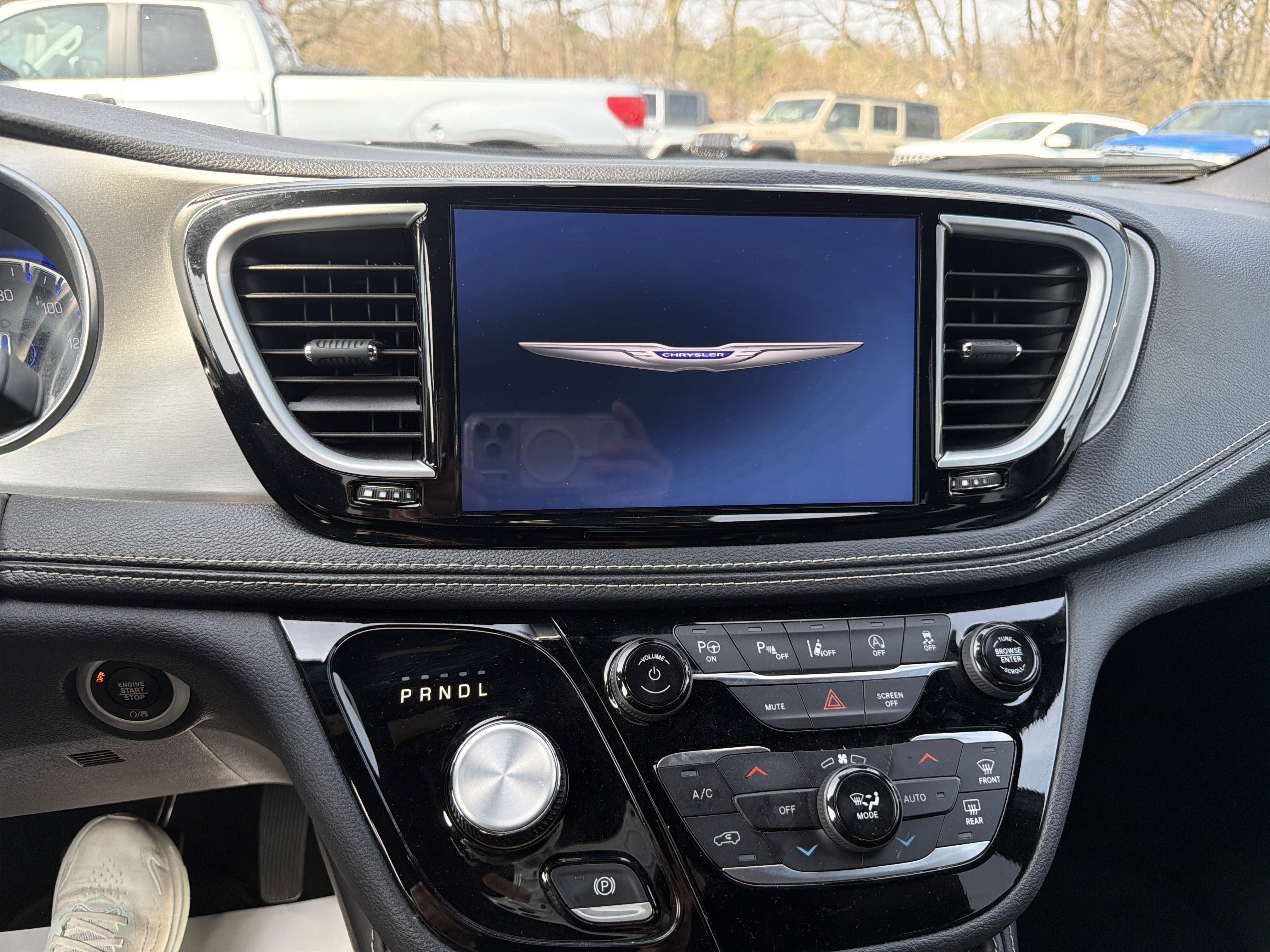 Used 2024 Chrysler Pacifica Limited w/ Uconnect Theater Family Group image 22