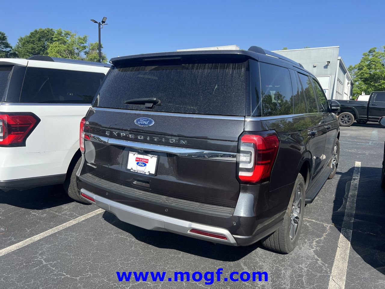 Used 2024 Ford Expedition Limited AWD/4WD image 3