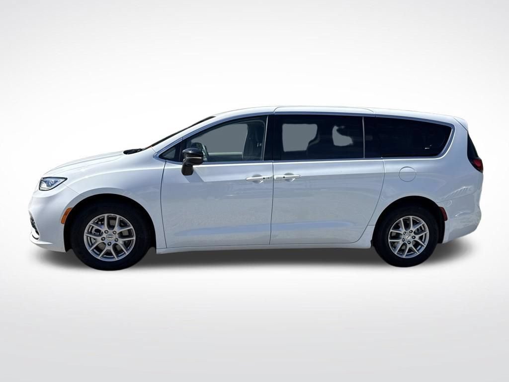 Used 2024 Chrysler Pacifica Touring-L FWD image 12