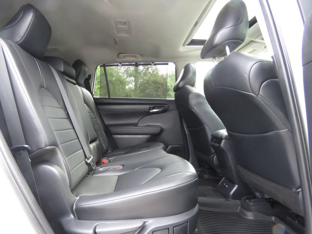 Used 2020 Toyota Highlander XLE AWD/4WD image 16