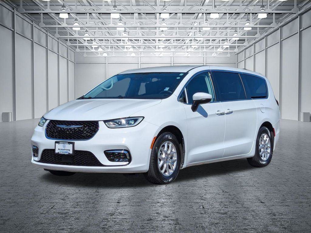 Used 2023 Chrysler Pacifica Touring-L FWD image 9