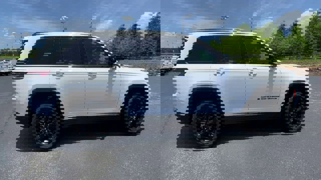 Used 2023 Jeep Grand Cherokee Altitude image 9