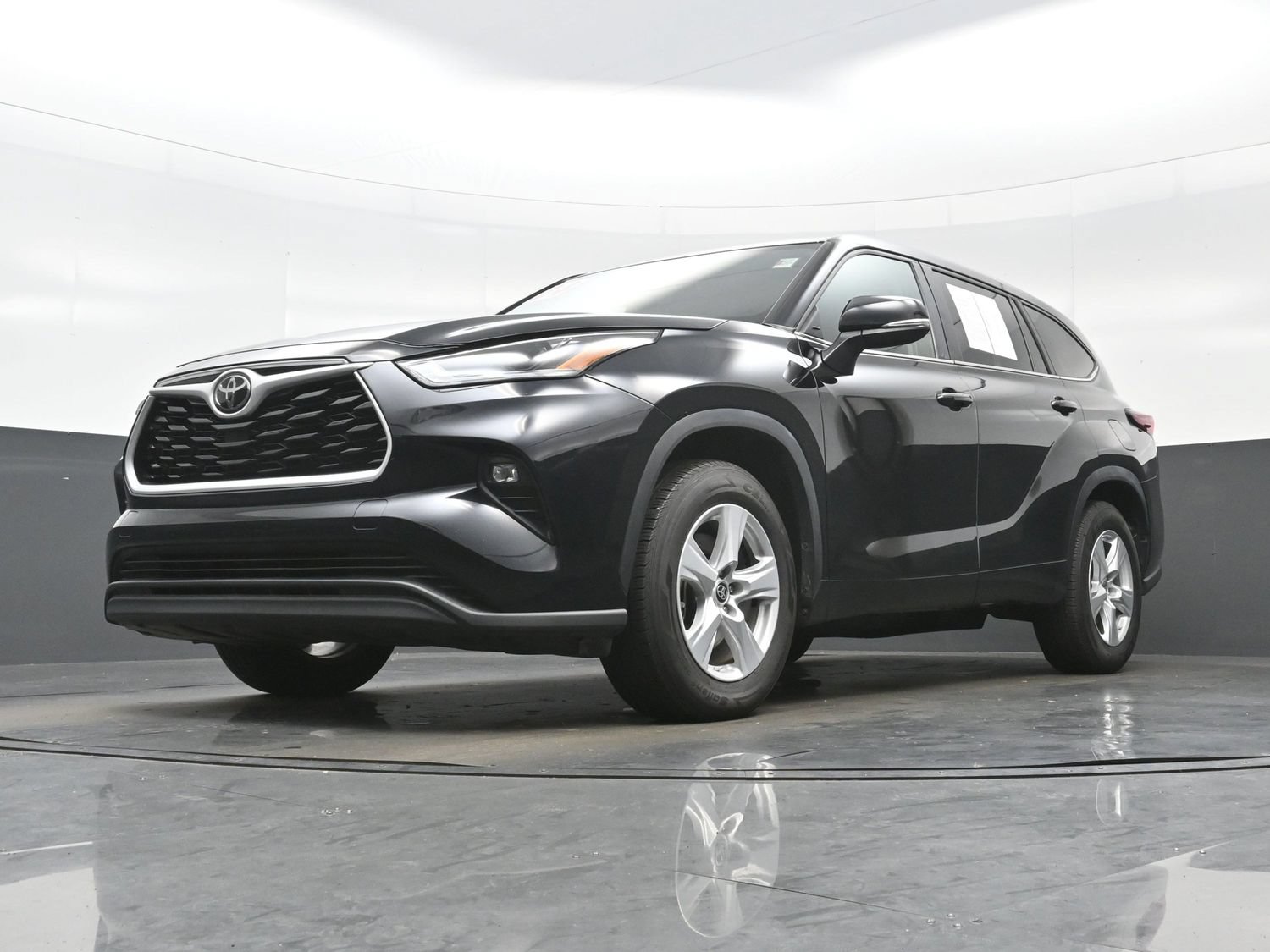Used 2024 Toyota Highlander LE FWD image 28