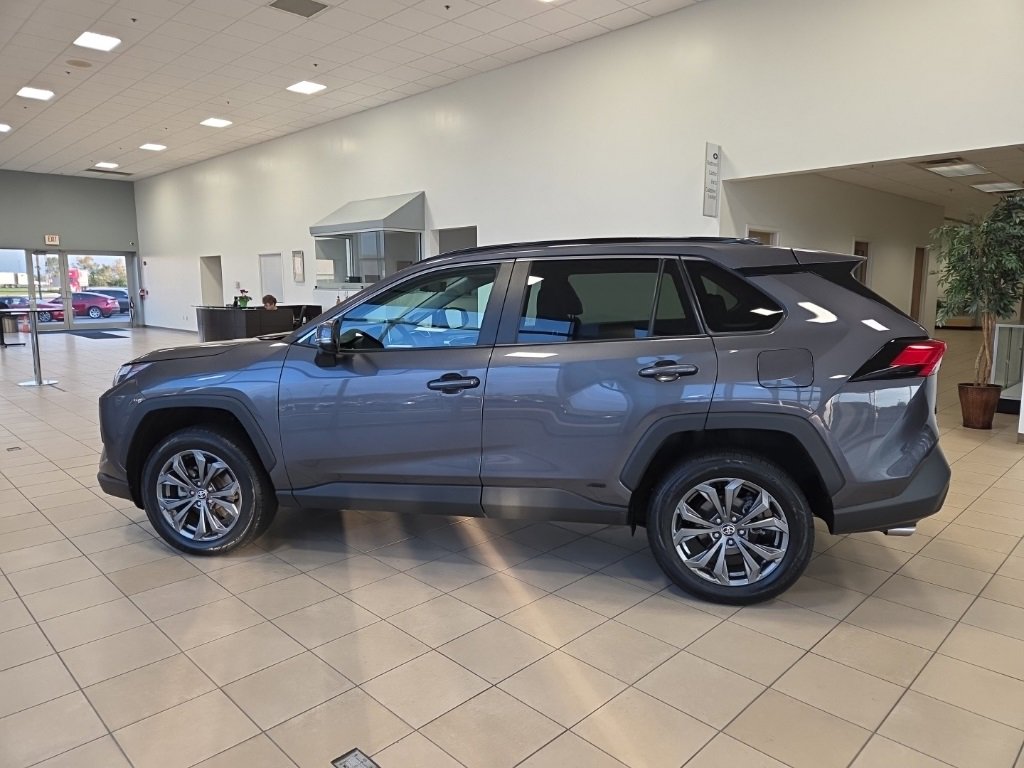 Used 2022 Toyota RAV4 XLE Premium image 9