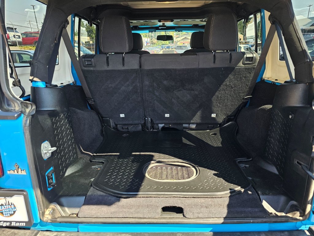 Used 2017 Jeep Wrangler Unlimited Rubicon w/ Connectivity Group AWD/4WD image 14