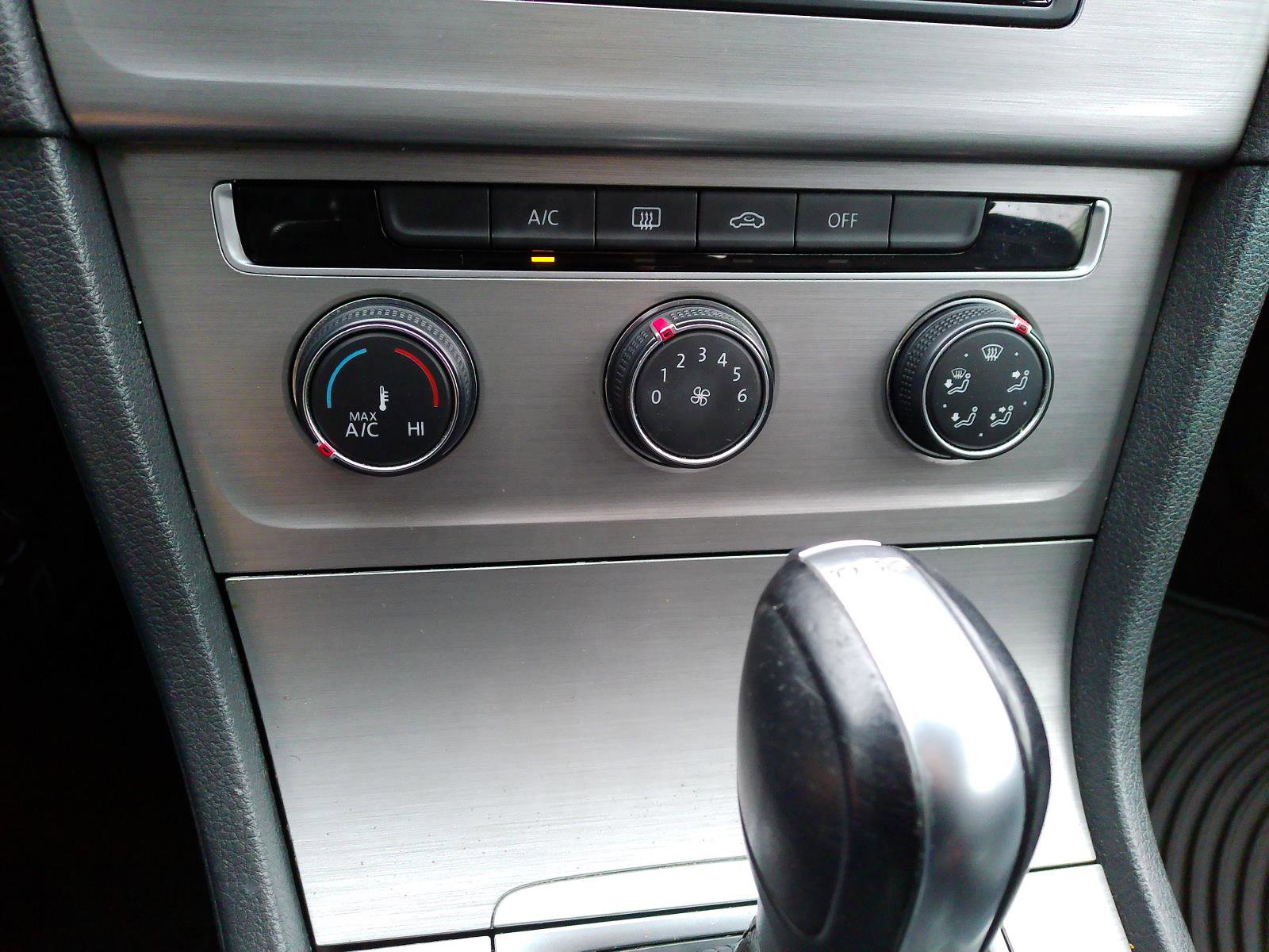 Used 2015 Volkswagen Golf TDI S FWD image 11