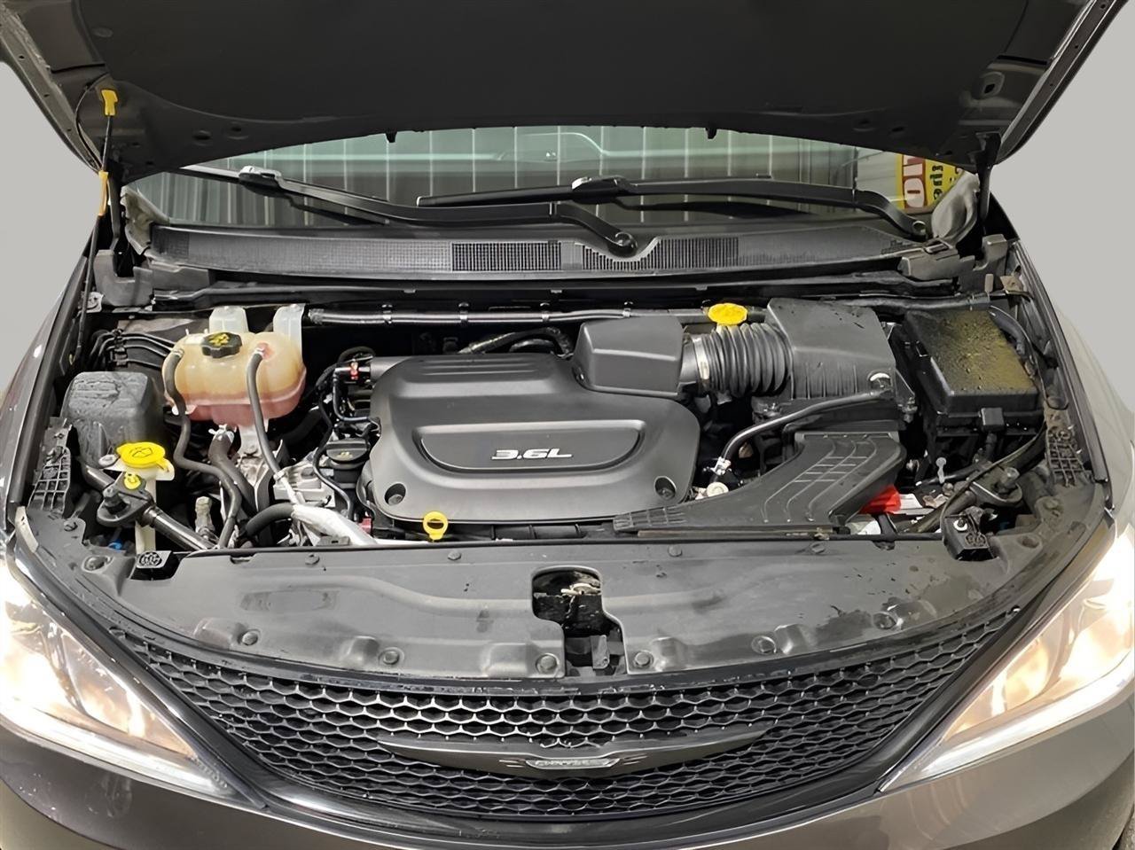 Used 2018 Chrysler Pacifica Touring Plus w/ S Appearance Package FWD image 23