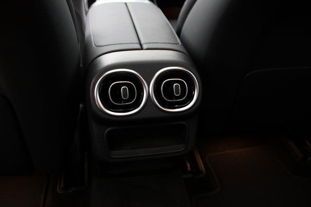 New 2025 Mercedes-Benz GLC 300 4MATIC image 34