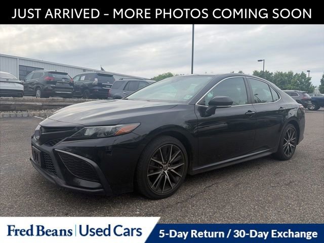 Used 2022 Toyota Camry SE FWD image 3