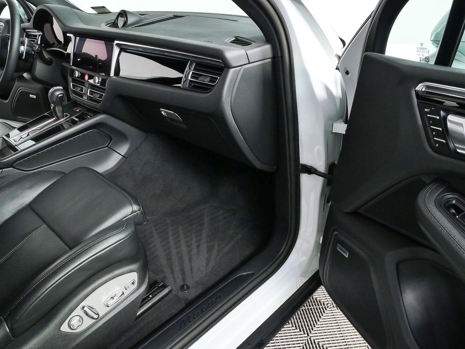 Certified 2025 Porsche Macan Turbo AWD/4WD image 27