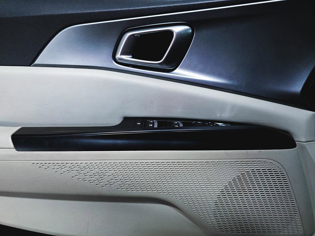 Used 2024 Kia Carnival LX image 16