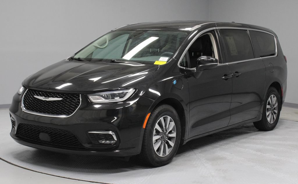 Used 2023 Chrysler Pacifica Touring-L FWD image 6