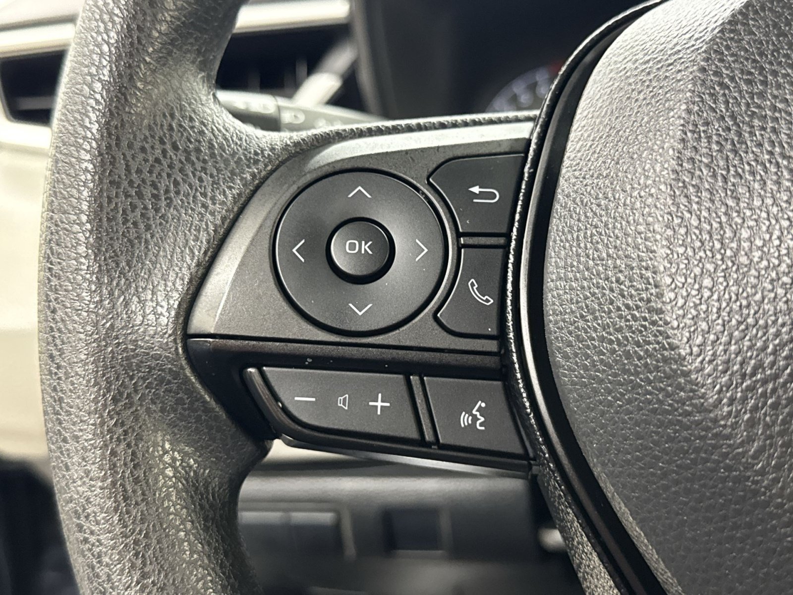 Used 2020 Toyota Corolla L FWD image 45