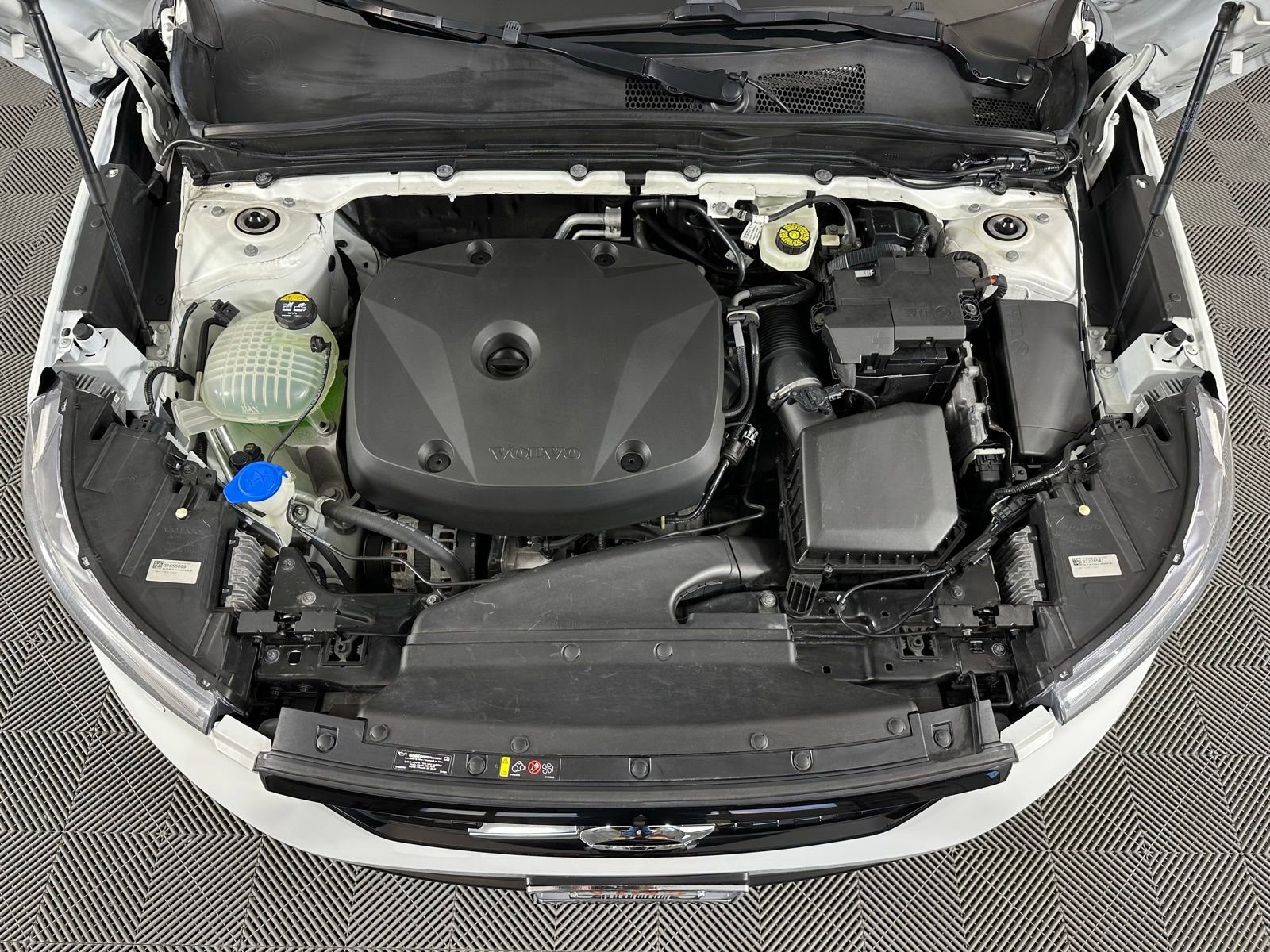 Used 2019 Volvo XC40 T5 R-Design image 25