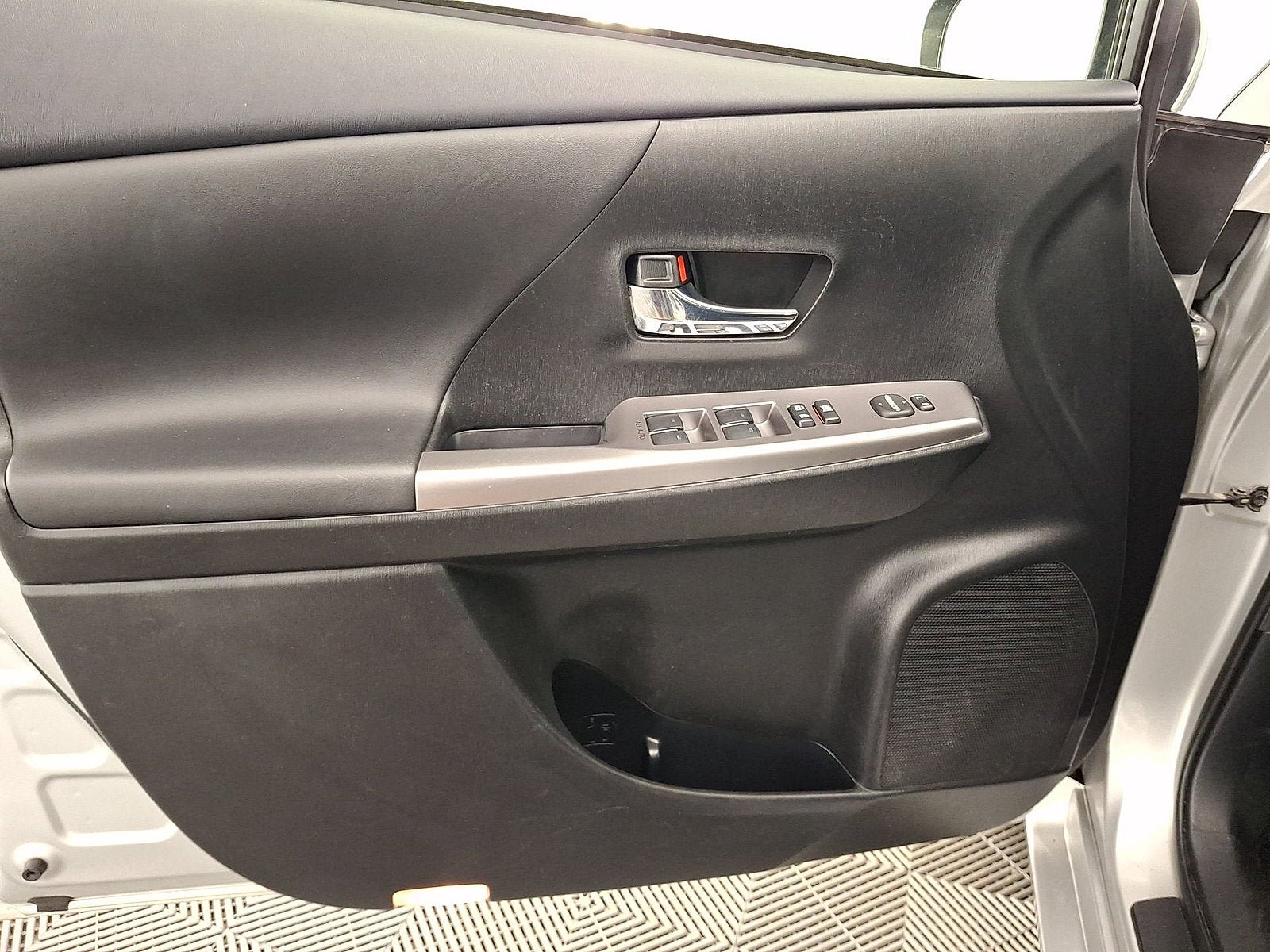 Used 2017 Toyota Prius V Four w/ Carpet Mat Package FWD image 2