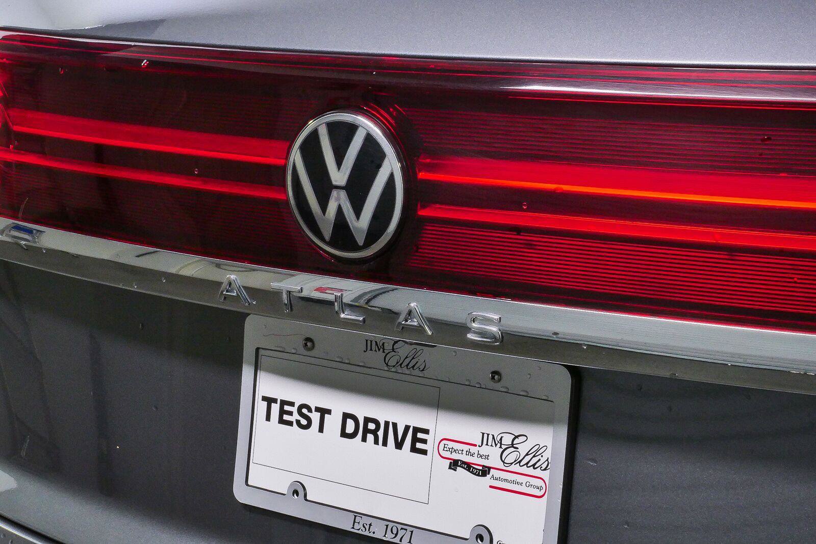 Certified 2025 Volkswagen Atlas Cross Sport SE w/ Panoramic Sunroof Package AWD/4WD image 34