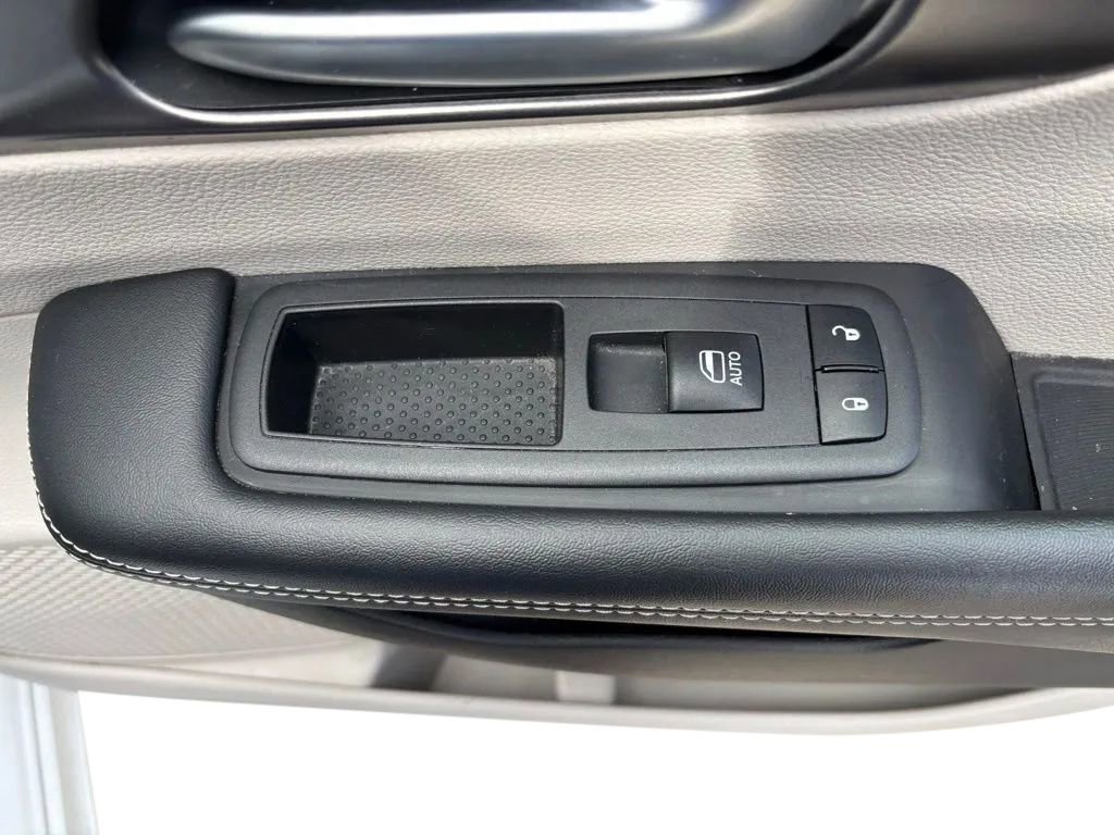 Used 2024 Chrysler Pacifica Limited FWD image 32