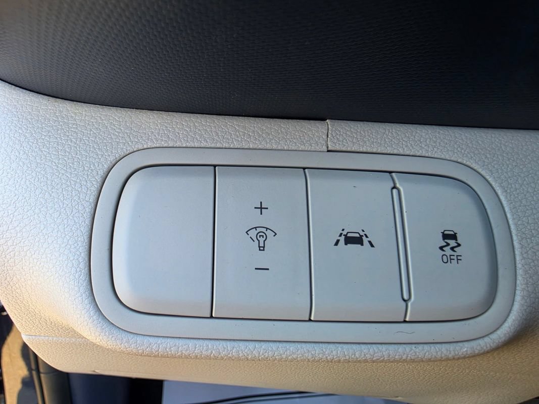 Used 2022 Hyundai Venue Limited FWD image 14