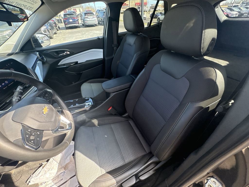 Used 2025 Chevrolet Trax LT w/ LT Convenience Package image 13
