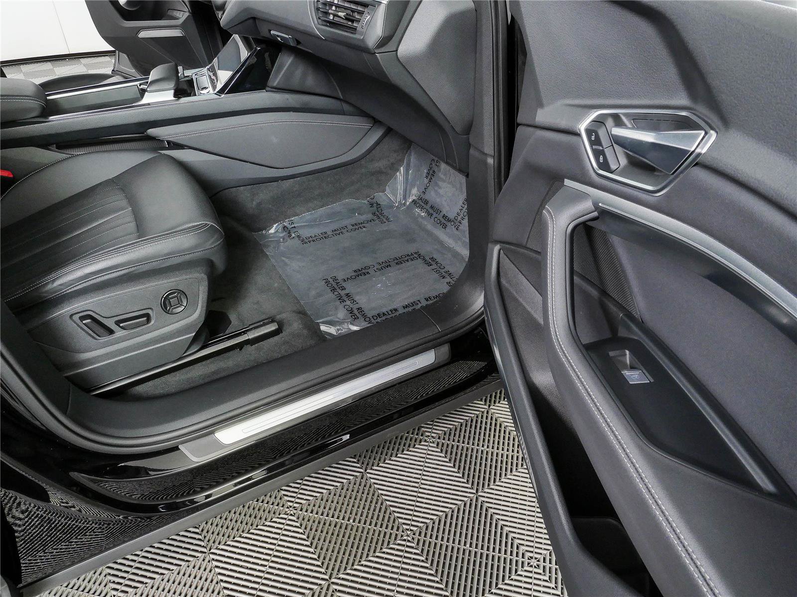 Used 2023 Audi e-tron Premium Plus w/ Premium Plus Package AWD/4WD image 26