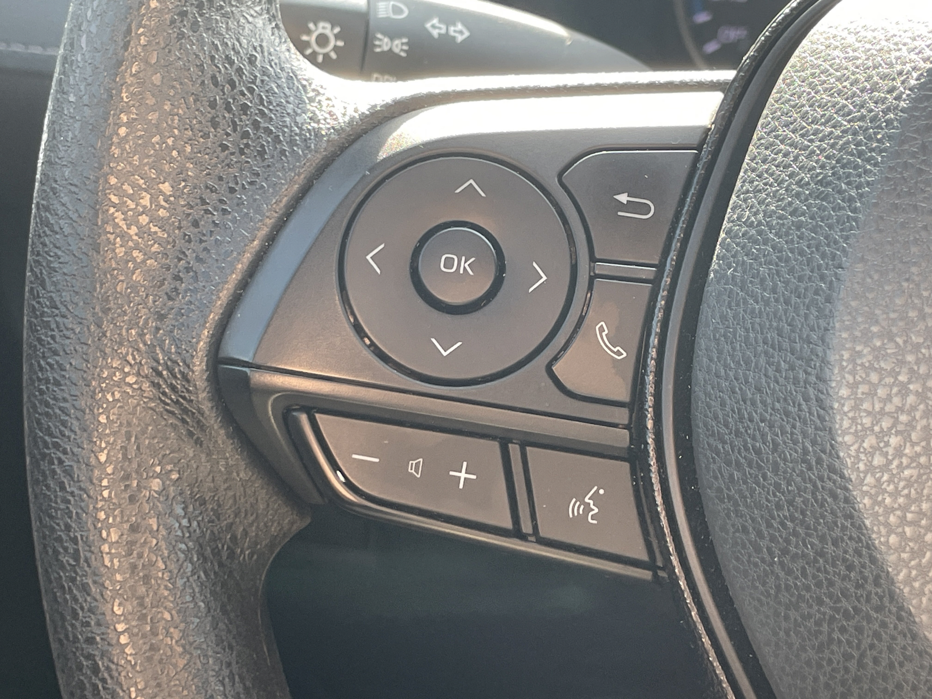Used 2021 Toyota RAV4 LE AWD/4WD image 18