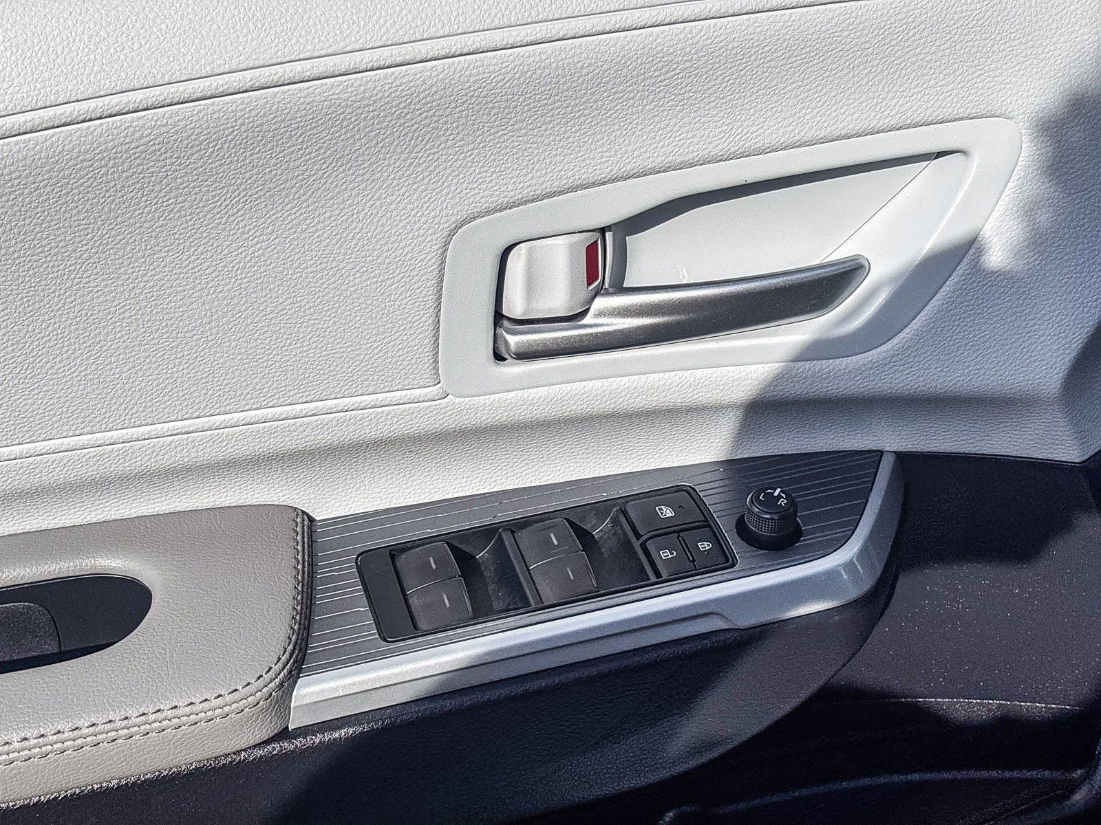 Used 2025 Toyota Sienna XLE image 22