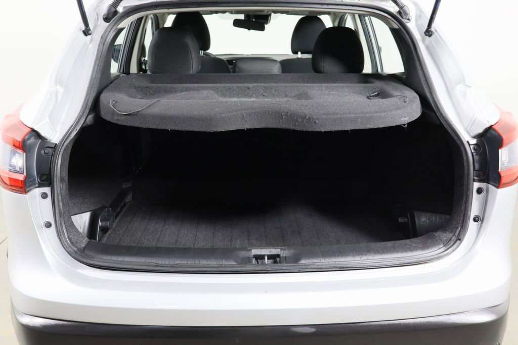 Used 2020 Nissan Rogue Sport S image 18