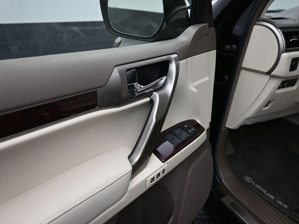 Used 2019 Lexus GX 460 Premium w/ Premium Package image 9