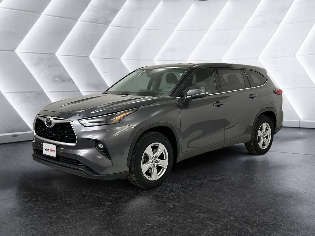 Used 2022 Toyota Highlander LE FWD image 3