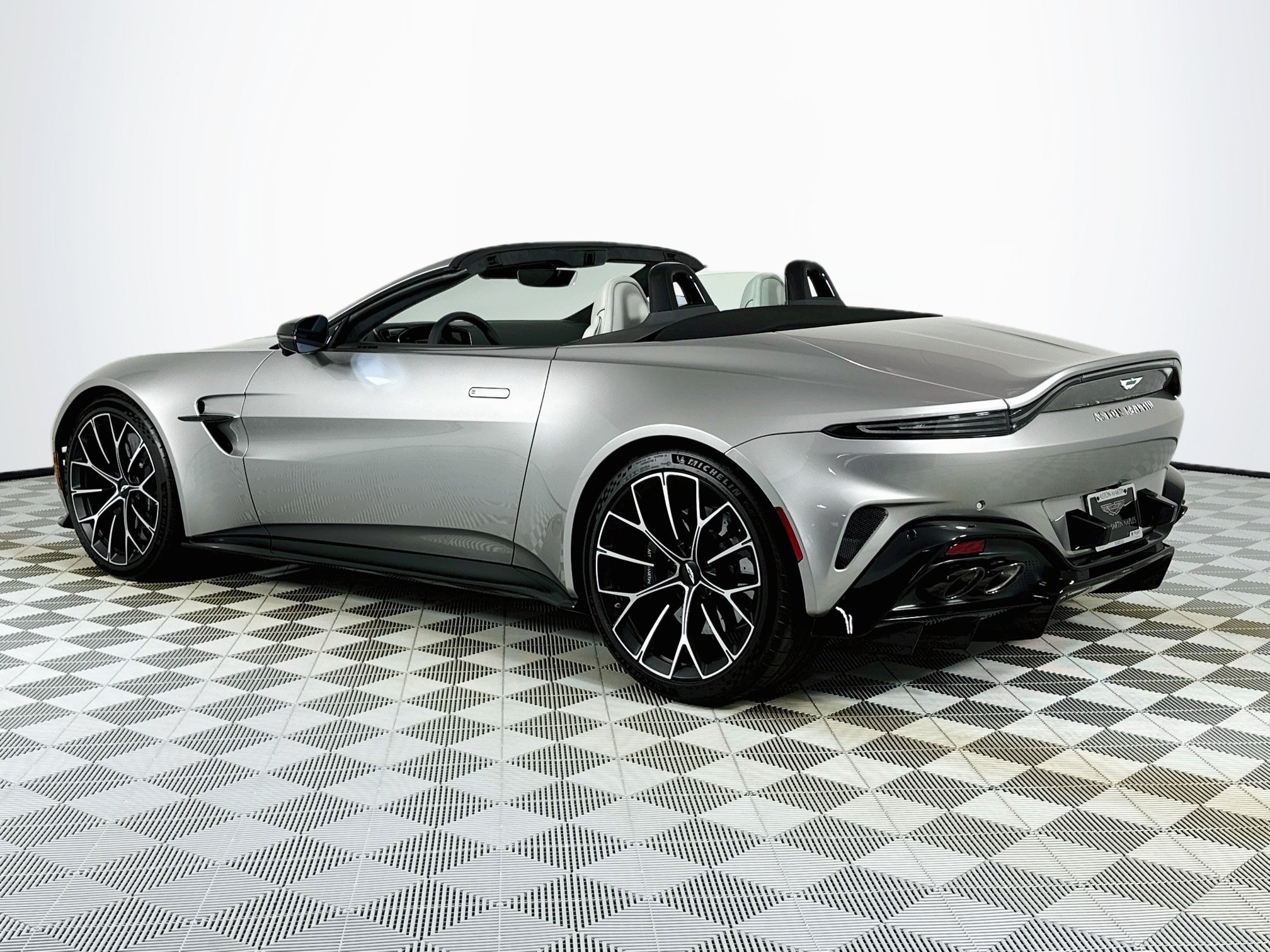 Used 2026 Aston Martin V8 Vantage Coupe RWD image 2
