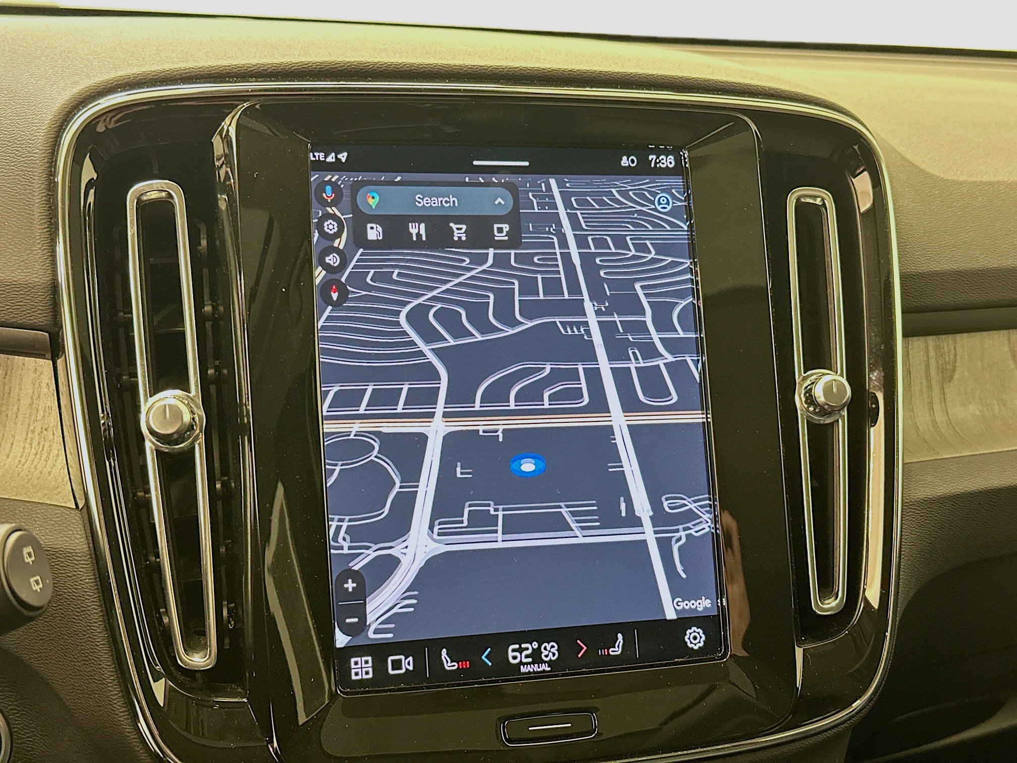 Used 2025 Volvo XC40 B5 Plus image 22