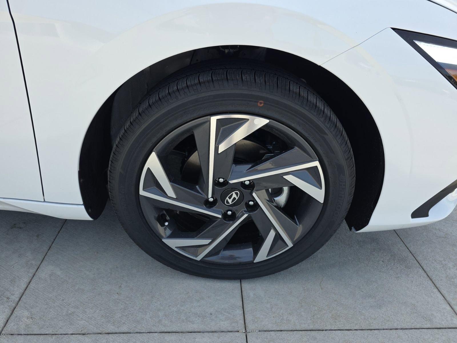 New 2025 Hyundai Elantra Limited image 35