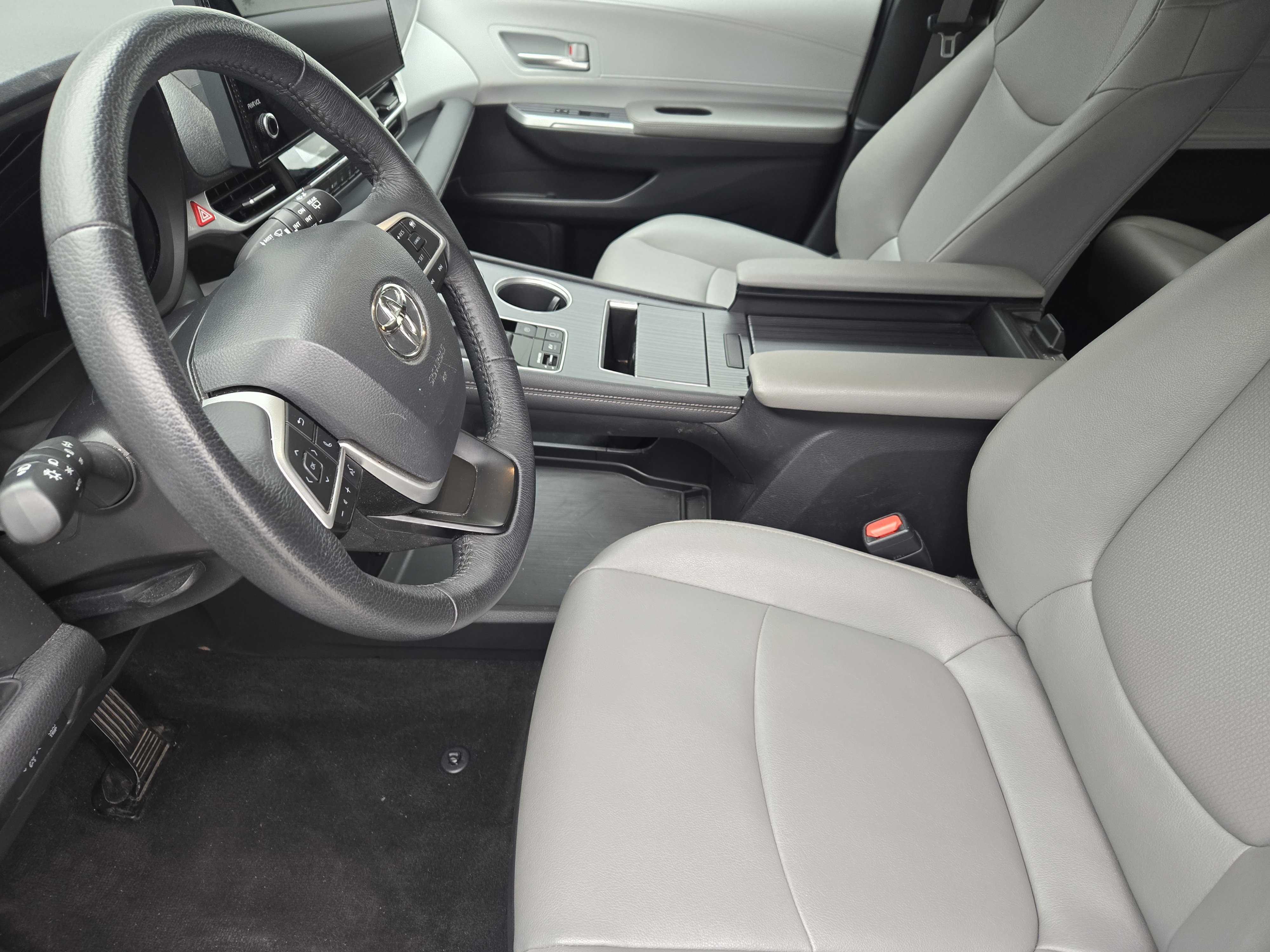 Used 2025 Toyota Sienna XLE image 16