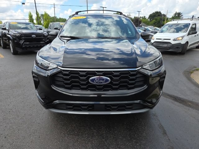 Used 2023 Ford Escape ST-Line w/ Tech Pack #1 AWD/4WD image 2