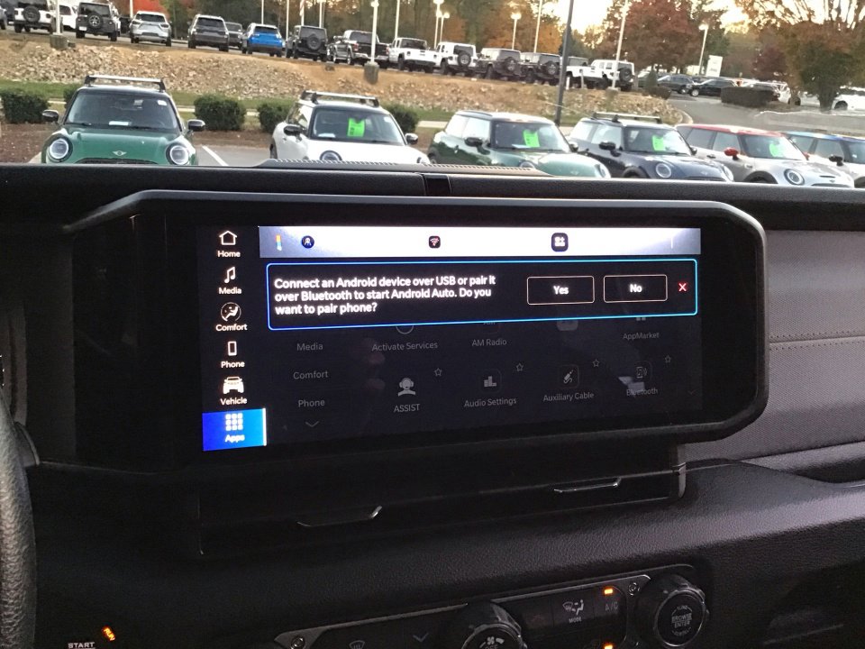 Used 2025 Jeep Gladiator Sport image 14