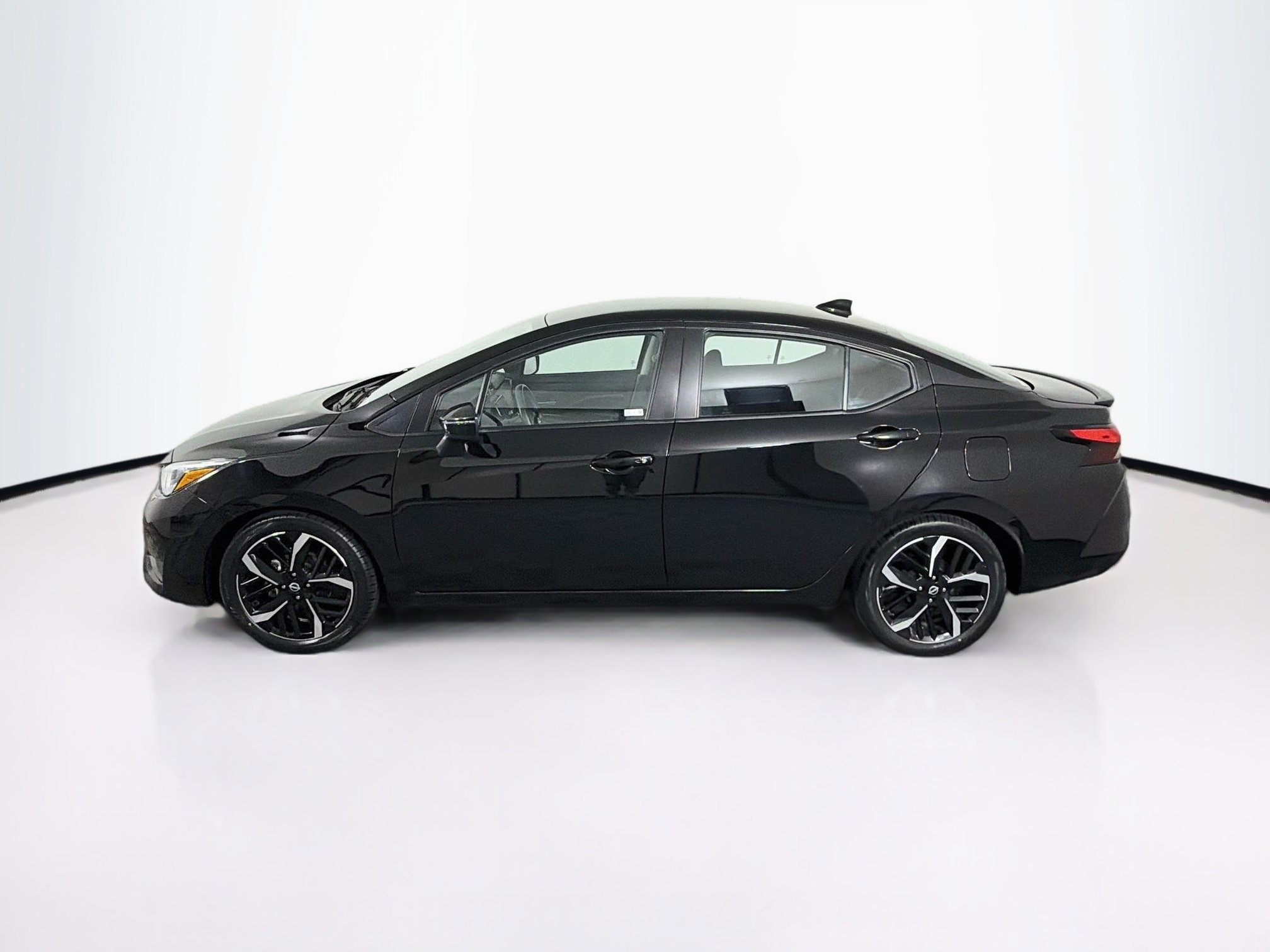 Used 2024 Nissan Versa SR FWD image 4