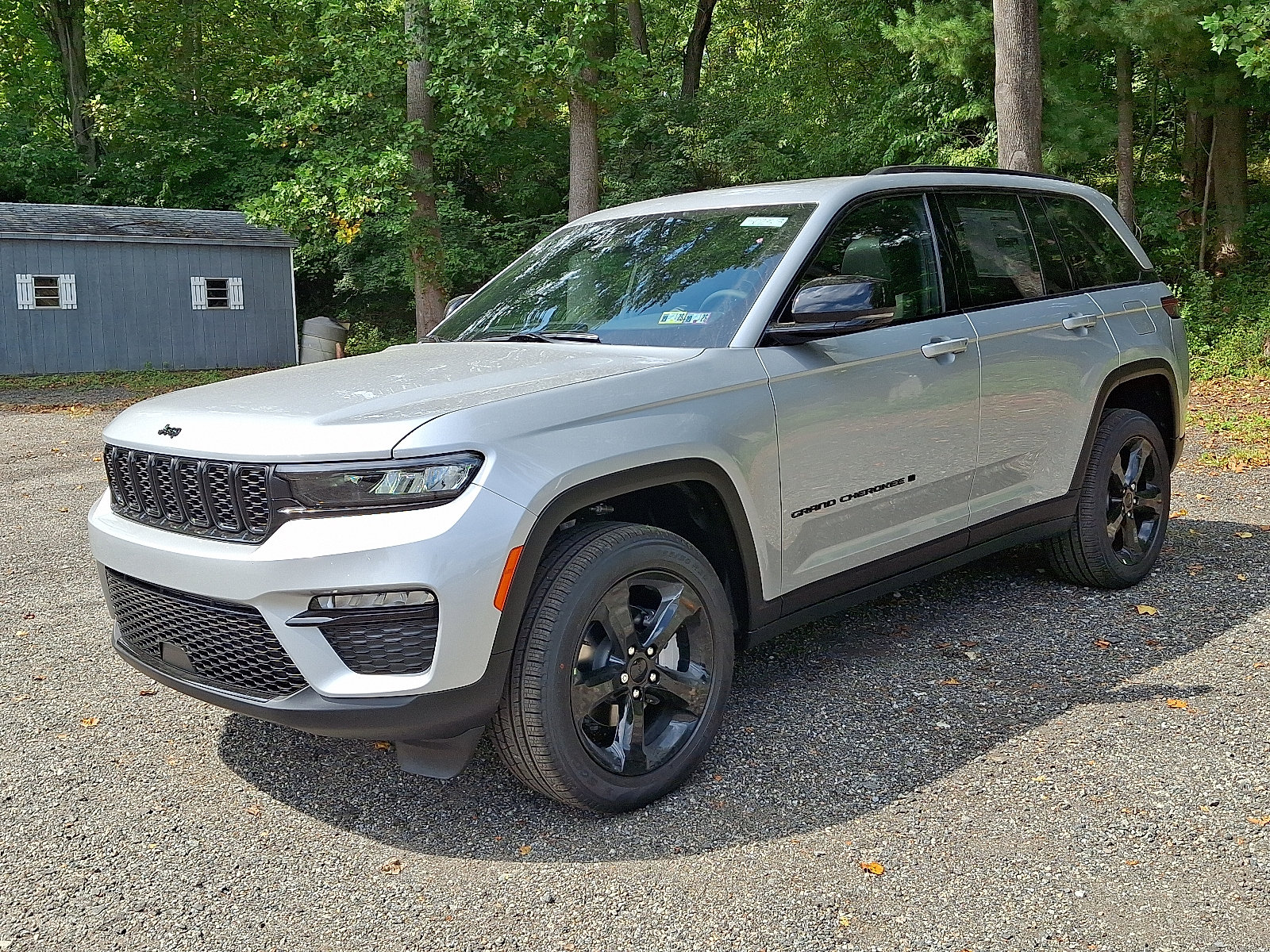 New 2025 Jeep Grand Cherokee Limited w/ Black Appearance Package AWD/4WD image 2