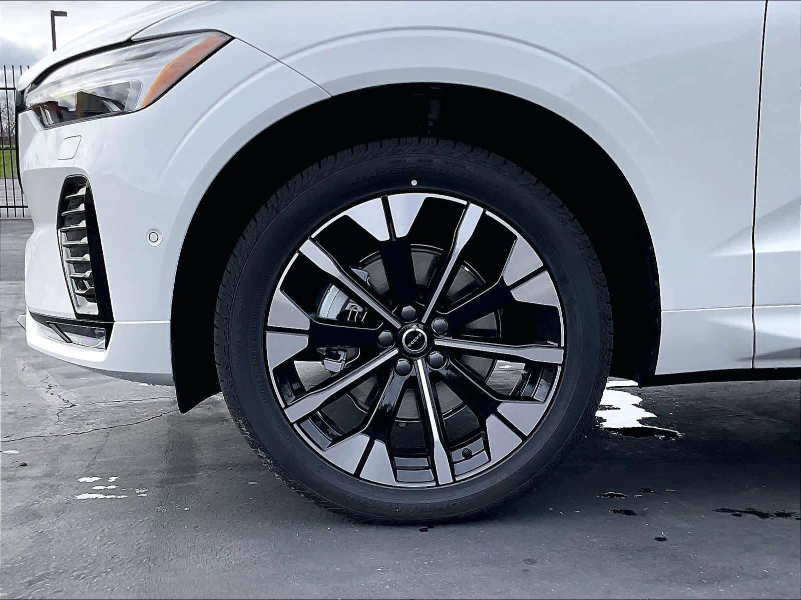New 2026 Volvo XC60 B5 Plus w/ Protection Package Premier AWD/4WD image 14