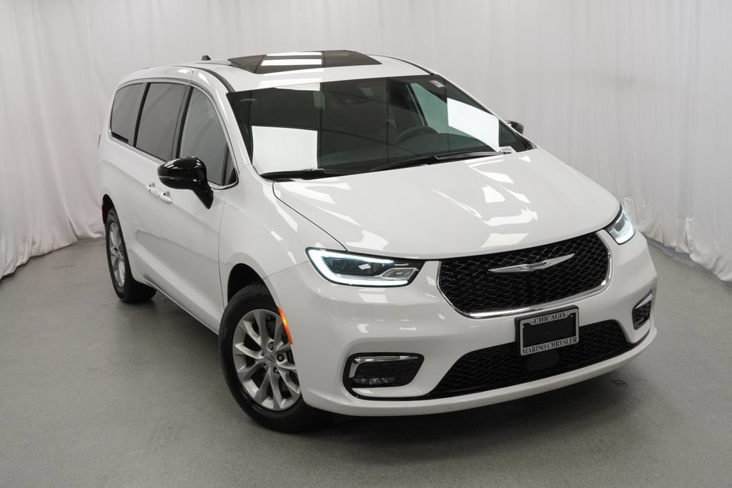 Certified 2025 Chrysler Pacifica Select AWD/4WD image 9
