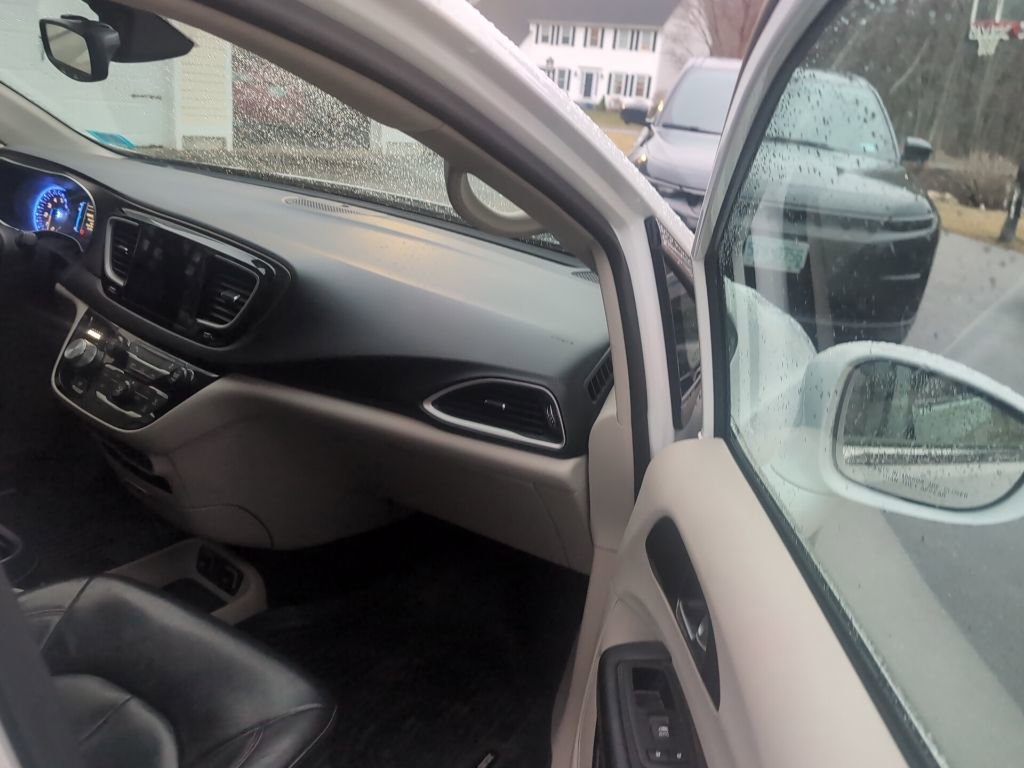 Used 2017 Chrysler Pacifica Touring-L image 10