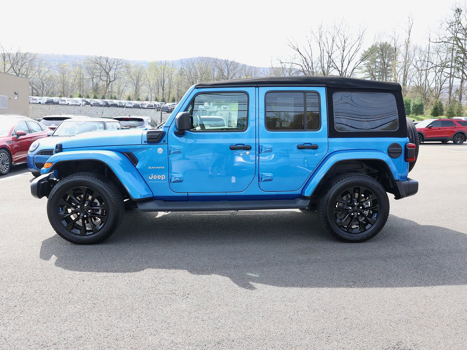 Used 2023 Jeep Wrangler Unlimited Sahara AWD/4WD image 4
