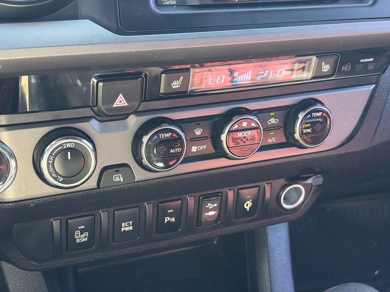 Used 2017 Toyota Tacoma TRD Sport w/ Premium & Technology Package AWD/4WD image 9