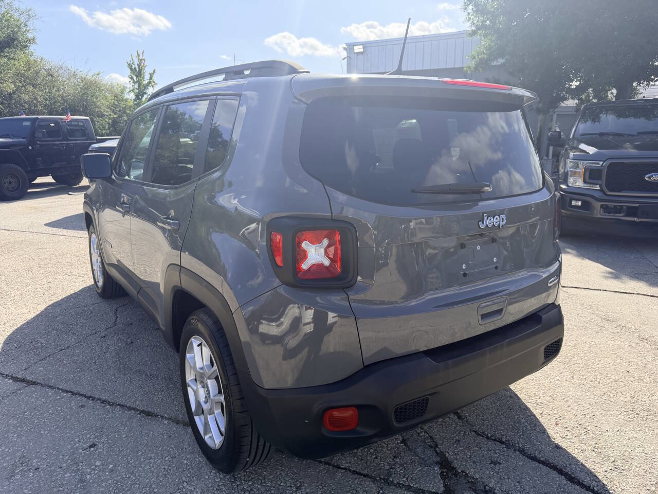 Used 2020 Jeep Renegade Latitude w/ Popular Equipment Group image 8